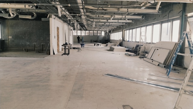 Przemysł spożywczy a posadzki betonowe – higiena i odporność