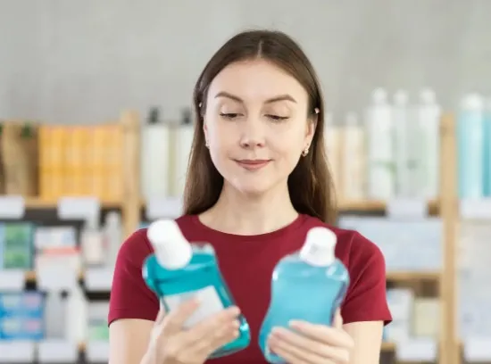 Dlaczego dorosłym opłaca się inwestować w specjalistyczne płyny do płukania ust?