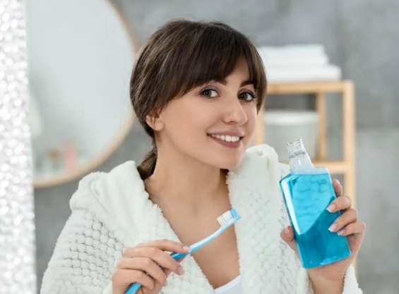 Jak płyn do płukania ust pomaga dorosłym obniżyć koszty leczenia stomatologicznego?