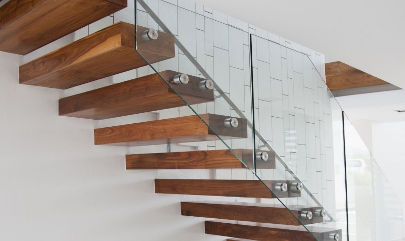 Czy schody drewniane można łączyć z metalowymi elementami, aby uzyskać nowoczesny efekt?