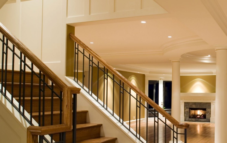 W jaki sposób schody drewniane z metalową konstrukcją mogą optycznie powiększyć przestrzeń?