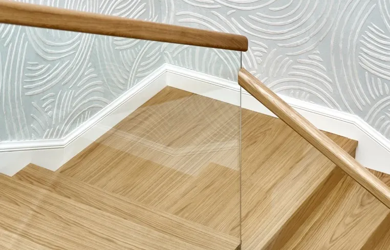 Czy schody drewniane z metalową balustradą są bezpieczne dla dzieci i seniorów?