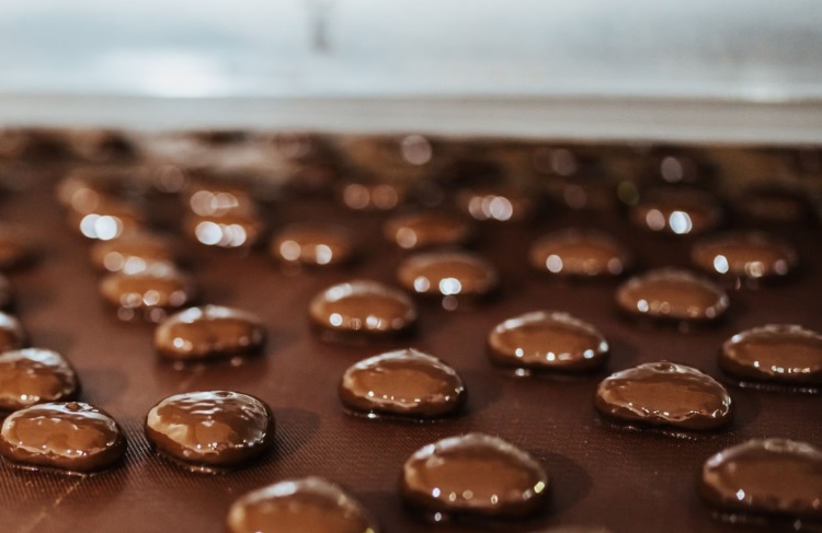 Jakie objawy mogą sugerować, że maszyna do czekolady jest niedoczyszczona, nawet jeśli „na oko” wygląda poprawnie