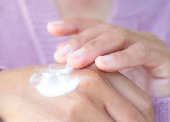 Jak skutecznie nawilżać skórę przy atopowym zapaleniu skóry?